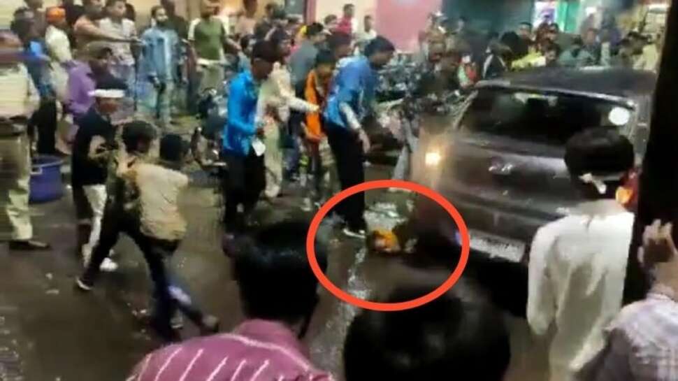 दुर्गा पंडाल में तेज रफ्तार से घुसी कार, एक बच्चे समेत 7 लोग जख्मी