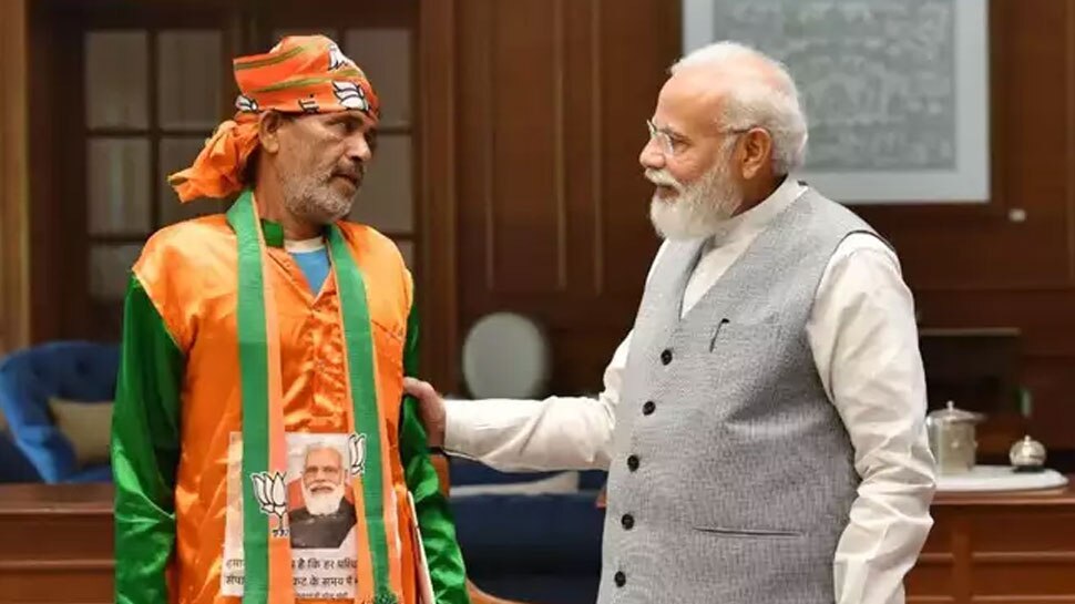 मध्य प्रदेश का यह शख्स 700 KM पैदल चलकर पहुंच गया दिल्ली, PM मोदी ने देखते ही लगाया गले