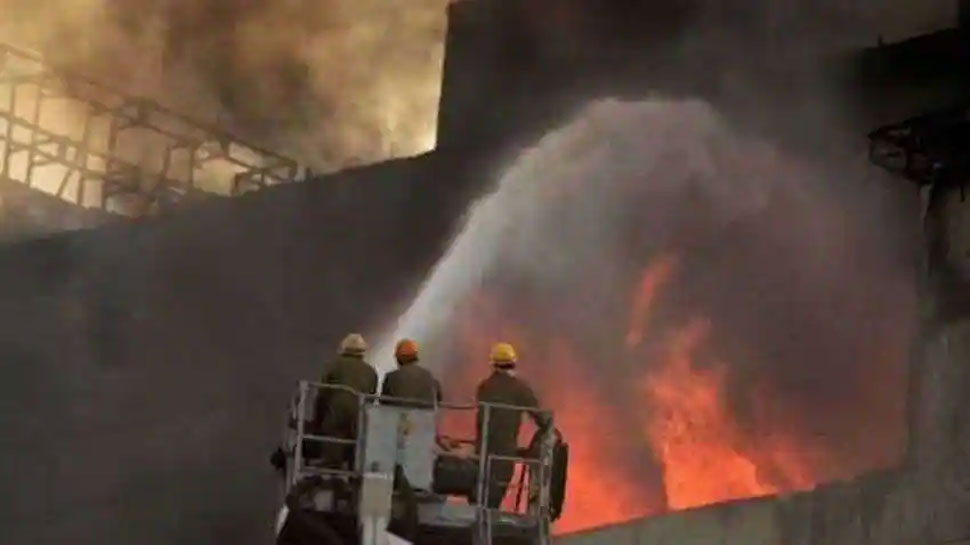 गुजरात: मिल में लगी भयंकर आग, जान बचाने के लिए बिल्डिंग से मजदूरों के कूदने की आशंका