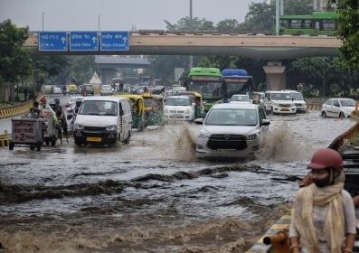 Rain in Delhi: दिल्ली-एनसीआर में बारिश से सड़कों में भरा पानी, जगह-जगह लगा जाम