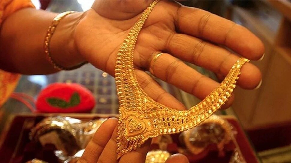 Gold-Silver Price: शादी के लिए खरीदने हैं गहने तो हाथ से न जाने दें ये मौका, सस्ता हुआ सोना फटाफट चेक करें दाम
