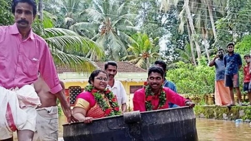 केरल में बाढ़ की तबाही के बीच अनोखी शादी, खाना बनाने वाले बर्तन में बैठ स्टेज पर पहुंचे दुल्हा-दुल्हन