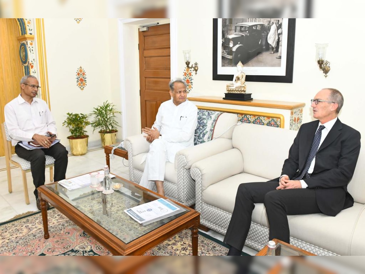 मुख्यमंत्री अशोक गहलोत ने मुख्यमंत्री निवास पर भारत में स्विट्जरलैंड के राजदूत डॉ. रॉफ हैकनर से मुलाकात की