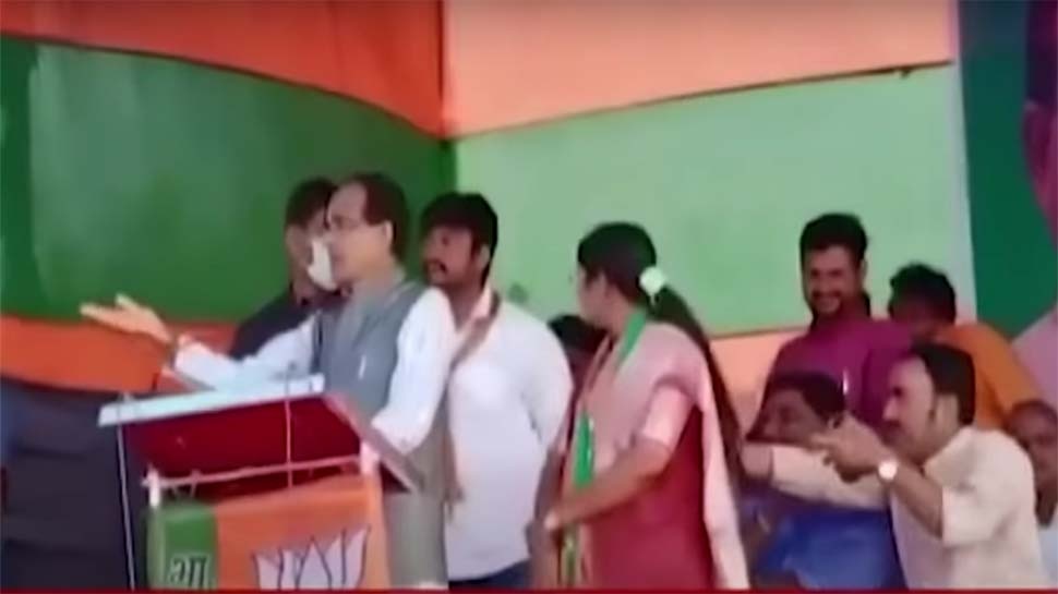 CM के पीछे खड़ी महिला MLA उम्मीदवार के बाल से मंत्री ने खींचा अपना चश्मा; मच गया बवाल !