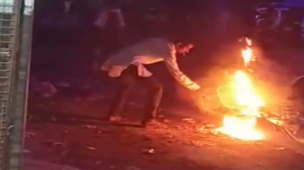 Jhalawar: शराबी युवक ने खुद की बाइक को लगाई आग, घटना का वीडियो वायरल