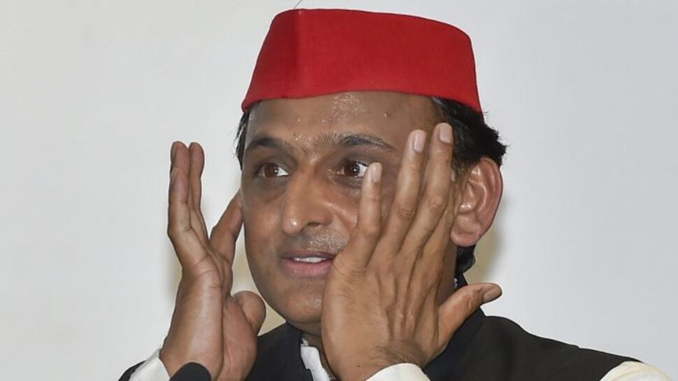 Video: सपा के मंच से बीजेपी को वोट देने की अपील, यूजर्स ने वायरल वीडियो पर किए मजेदार कमेंट