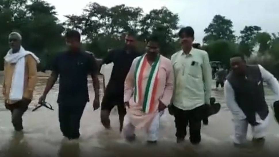 ऐसे होने चाहिए मंत्री! बारिश में नदी-नाले पार कर हाथी हमले के पीड़ित परिवार से मिलने पहुंचे अमरजीत भगत