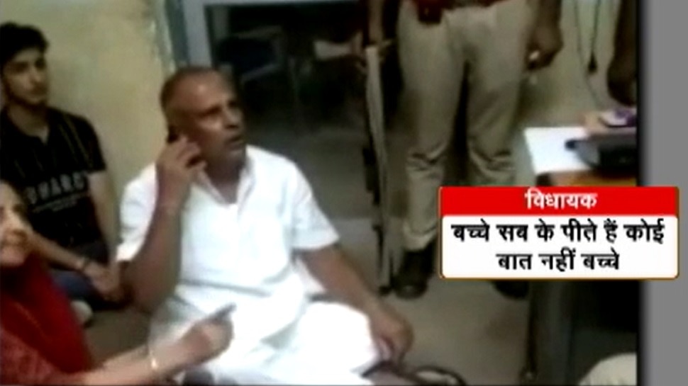 शराब पीकर गाड़ी चलाने पर पुलिस ने काटा युवक का चालान, नेताजी ने थाने में दिया धरना