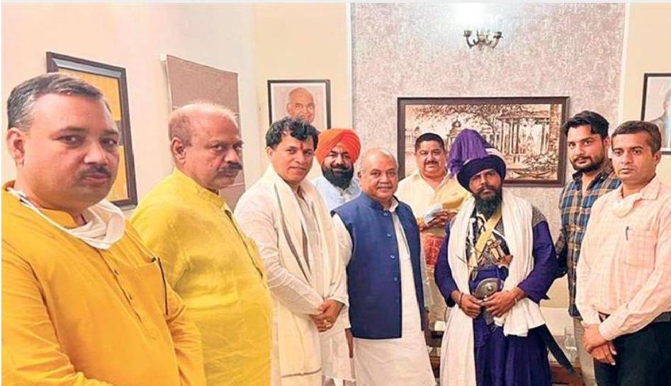 ਸਿੰਘੂ ਕਤਲਕਾਂਡ ਦੀ ਜ਼ਿੰਮੇਵਾਰੀ ਲੈਣ ਵਾਲੇ ਨਿਹੰਗ ਦੀਆਂ ਭਾਜਪਾ ਆਗੁਆਂ ਨਾਲ ਹੁੰਦੀਆਂ ਰਹੀਆਂ ਮੁਲਾਕਾਤਾਂ,ਵਾਇਰਲ ਤਸਵੀਰ ਚ ਪਿੰਕੀ ਕੈਟ ਵੀ ਨਾਲ