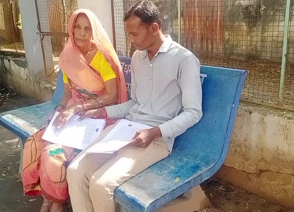 कलेक्टर ने सुनी बुजुर्ग महिला की फरियाद, 2 घंटे तक चैंबर में खुद की जांच