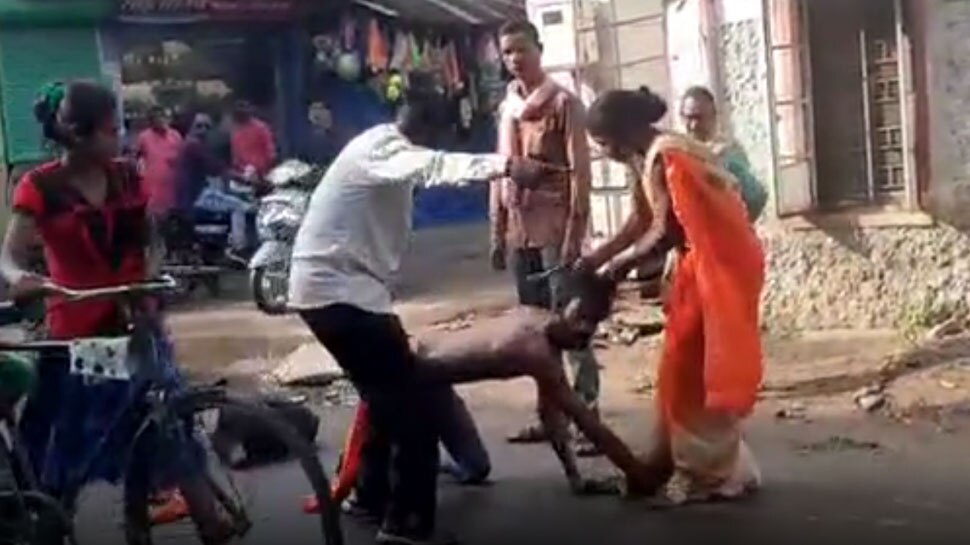 बस में कर रहा था छेड़कानी, महिला ने बीच सड़क पर लात-घूसों से की धुनाई