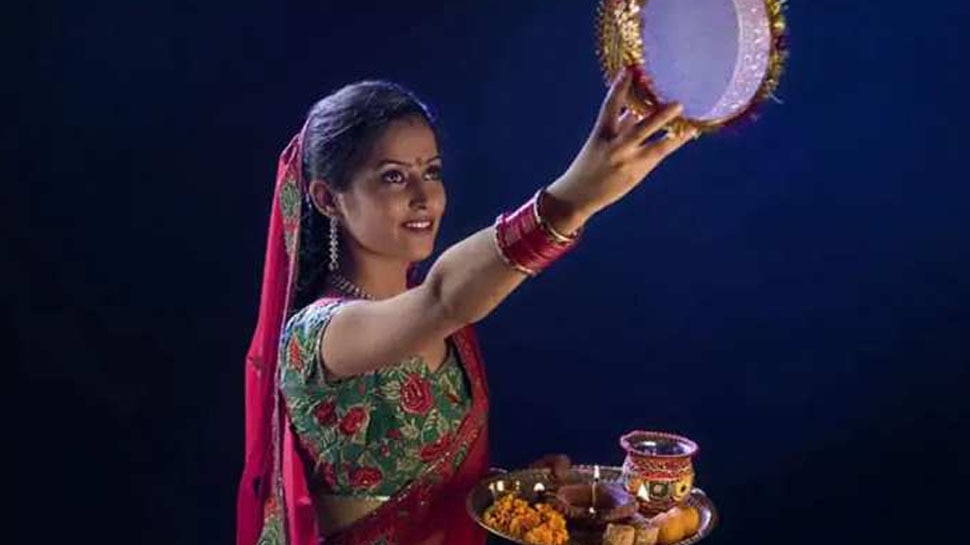 Karwa Chauth 2021: अपनी राशि के अनुसार पहनें इन रंगों के कपड़े, प्रेम संबंध होगा मजबूत