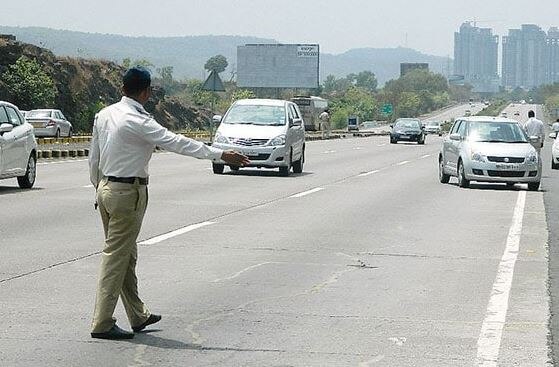 UP: ट्रैफिककर्मी ने मांगे गाड़ी के कागज, ड्राइवर ने कर लिया अपहरण