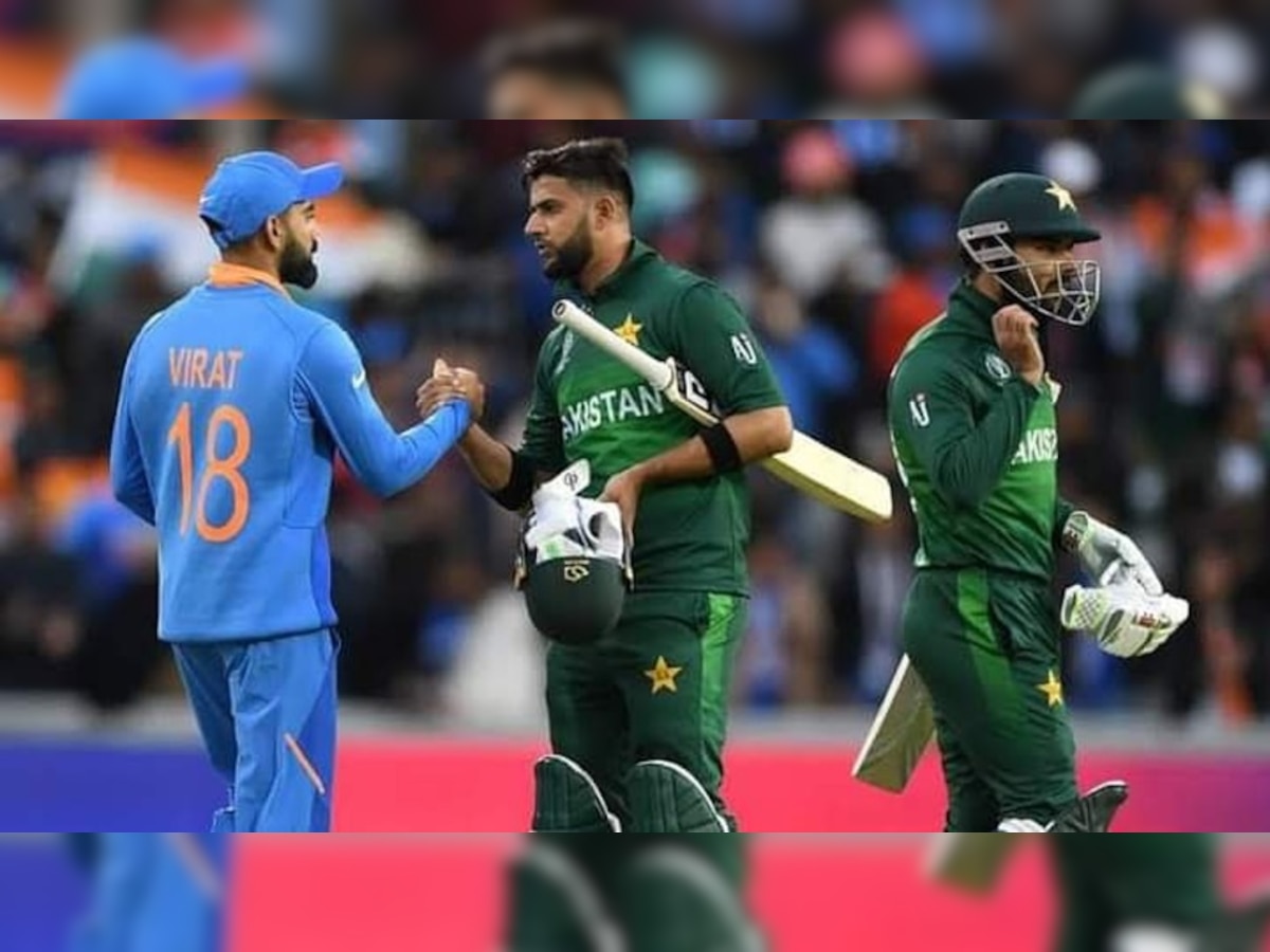 India skipper Virat Kohli shaking hands with Pakistan players (Source: Twitter)