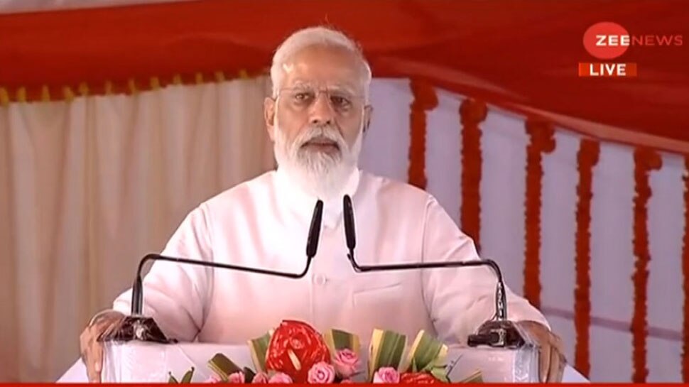 LIVE: कुशीनगर में PM मोदी ने किया आह्वान, 'दिवाली पर ज्यादा से ज्यादा खरीदें लोकल प्रोडक्ट'