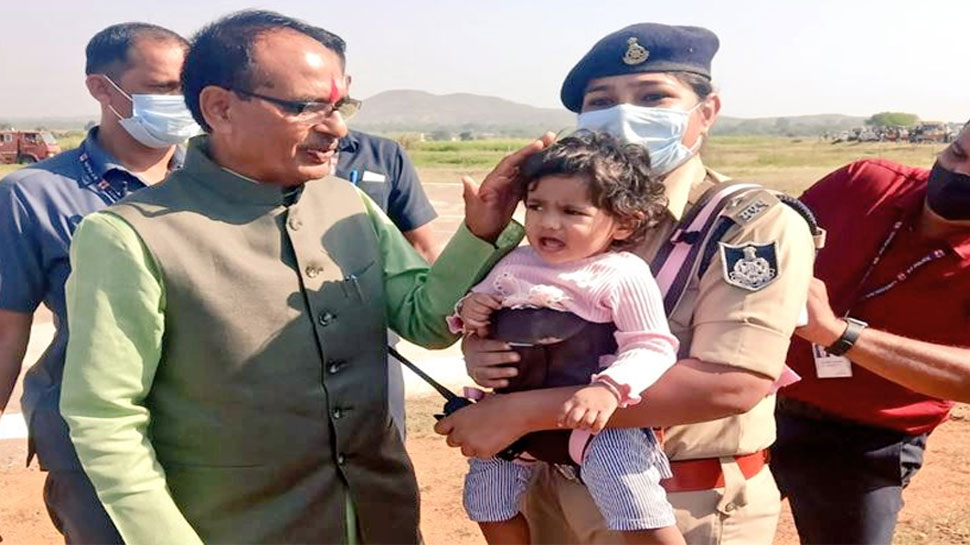 बेटी को गोद में लेकर कर रही थी महिला डीएसपी ड्यूटी, सीएम ने दुलार कर बच्ची को दिया आशीर्वाद