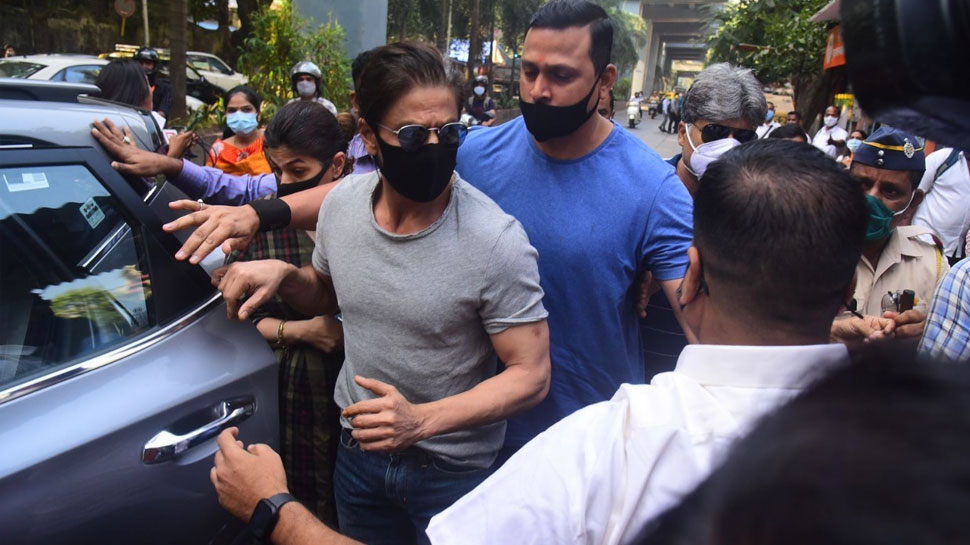 Aryan Khan Drugs Case: बेटे से मिलने जेल पहुंचे Shah Rukh Khan, बदले नियम का मिला फायदा