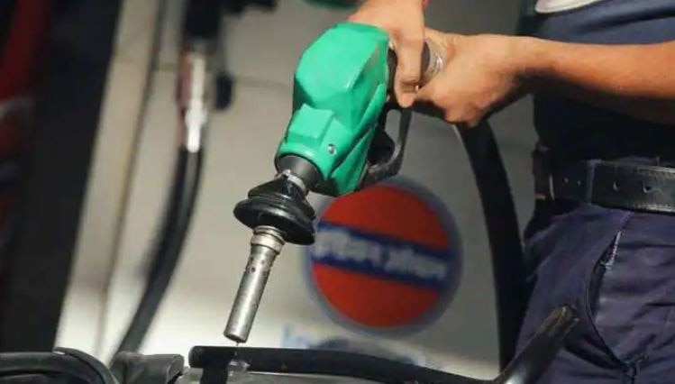 पेट्रोल-डीजल के दाम में रिकॉर्ड उछाल, जानें दिल्ली और मुंबई में कितनी पहुंची कीमत