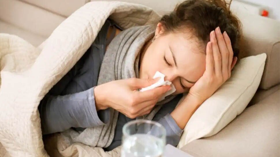 Viral Fever: मौसम में अचानक आया बदलाव कर सकता है बीमार, भूलकर भी न करें ये गलतियां
