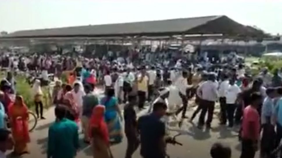 Madhya Pradesh में फिर हुआ खाद पर विवाद, हजारों की भीड़ को संभालने के लिए पुलिस बल तैनात