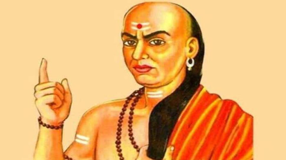 Chanakya Niti: तुरंत बदल दें अपनी ये 2 आदतें, वरना जीवनभर झेलना पड़ता है नुकसान