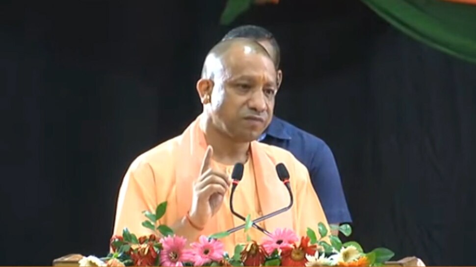 CM योगी ने साधा निशाना: कहा- कोरोना महामारी सपा शासन में आती तो चाचा-भतीजे में भागने की होड़ लग जाती