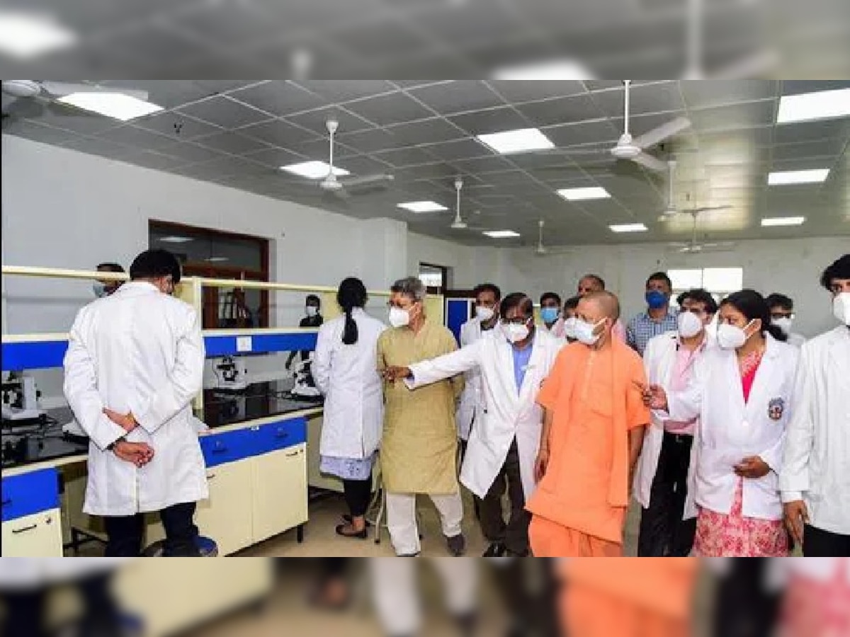 अयोध्या मेडिकल कॉलेज का निरीक्षण करते हुए सीएम योगी (फाइल फोटो).
