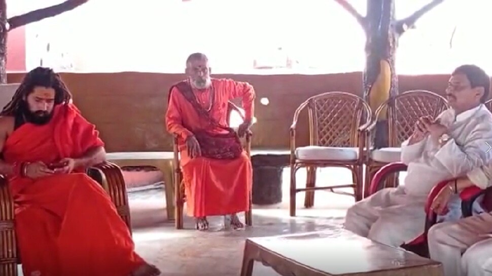 संगमनगरी में प्रसपा का रथ: शिवपाल ने की बाघम्बरी मठ के नए महंत बलवीर गिरी से मुलाकात, आज बेटे के साथ है चुनावी सफर