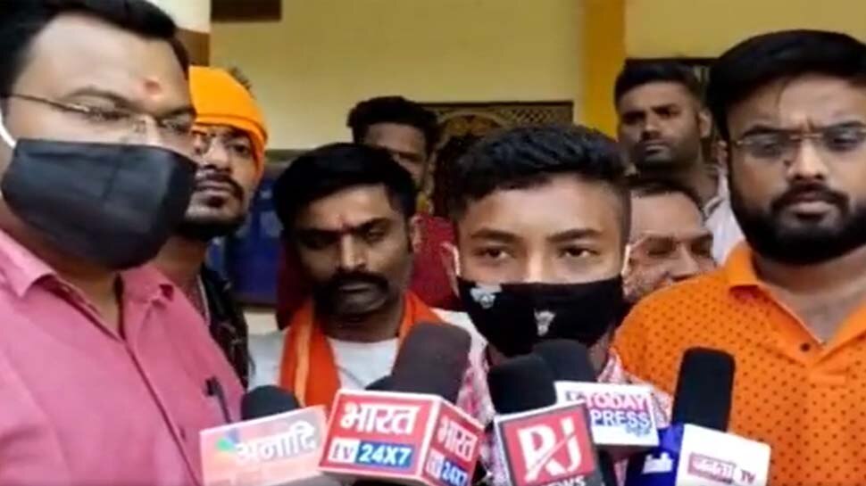 'पहले चोटी कटवाओ, फिर स्कूल आओ'- सेंट जोसेफ स्कूल के आदेश पर बवाल, भाजयुमो ने किया ये काम