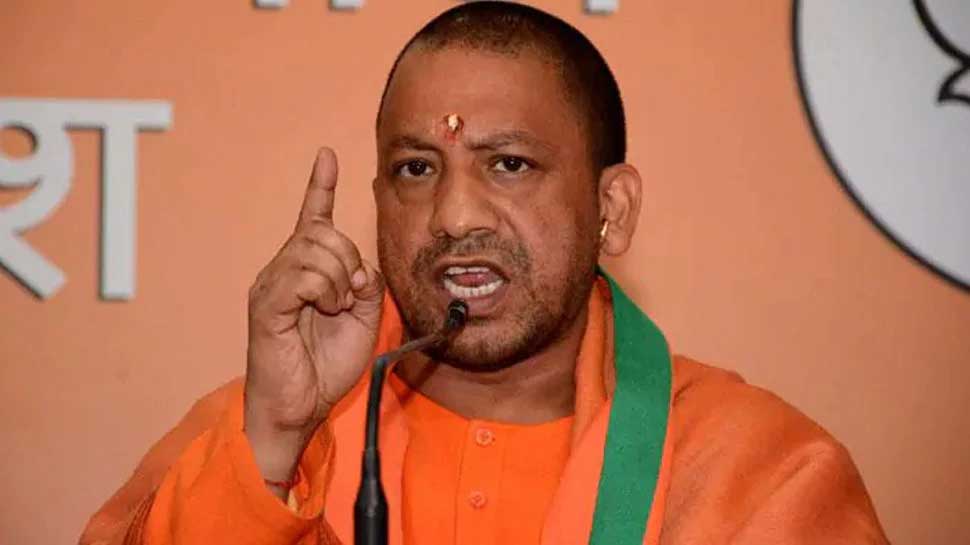 सीएम योगी आदित्यनाथ की सुरक्षा में बड़ी चूक, कार्यक्रम में रिवॉल्वर लेकर पहुंचा शख्स; 4 पुलिसकर्मी सस्पेंड