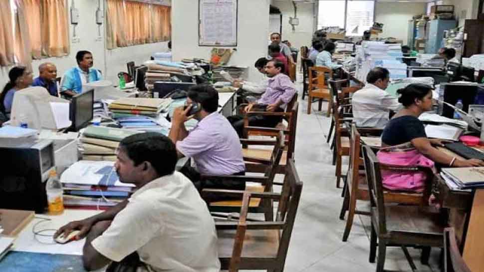 Good news for mp government employees now work done 5 days week mpsn | सरकारी कर्मचारियों के लिए खुशखबरी, अब हफ्ते में 5 दिन करना होगा काम | Hindi News, MPCG Trending News