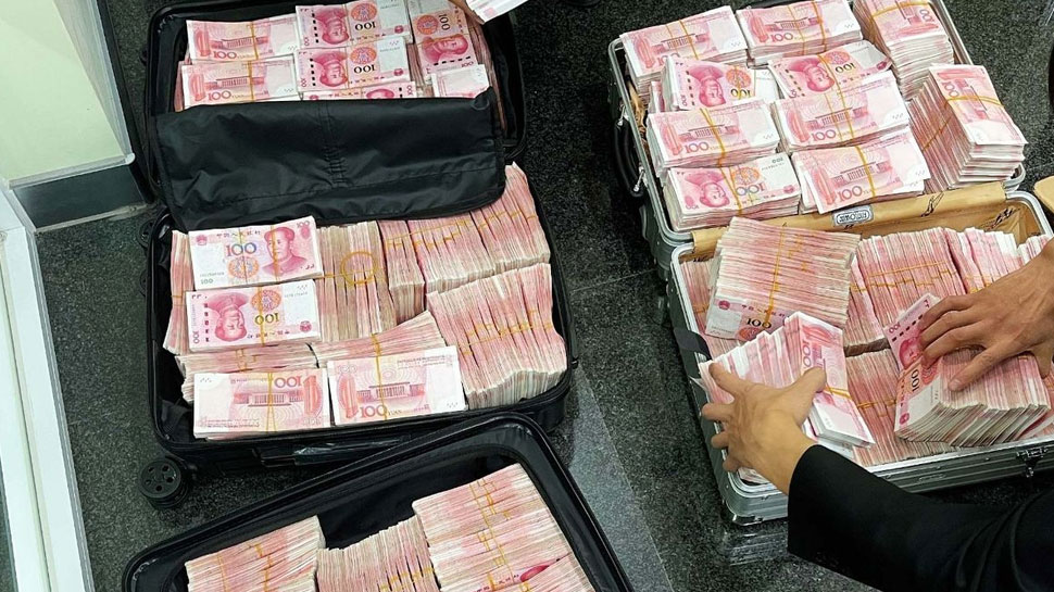China: गार्ड ने टोक दिया, भन्ना गया शख्स; 5 करोड़ भी निकाले, साथ ही की ये 'हरकत'