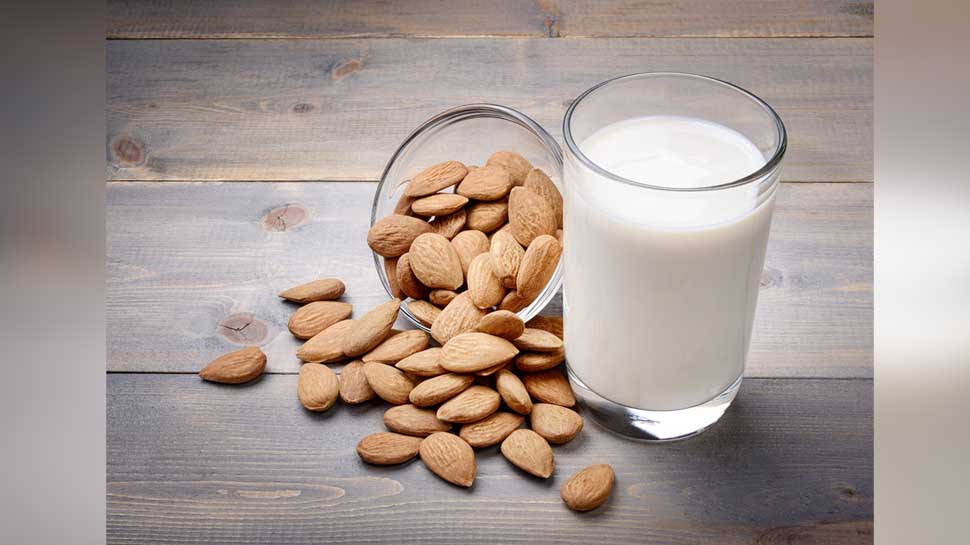 Almond Milk Benefits: रोज पिएं बस एक ग्लास बादाम का दूध, मिलेंगे ये 5 जबरदस्त फायदे