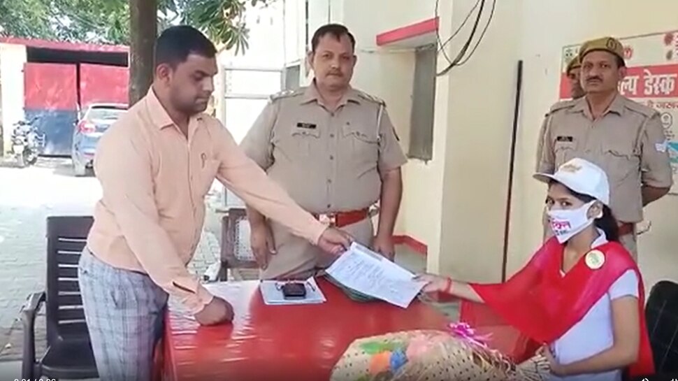 यूपी में एक दिन की अफसर बनीं बेटियां: कुर्सी पर बैठकर सुनीं समस्याएं, ताबड़तोड़ कई केसों का निपटारा