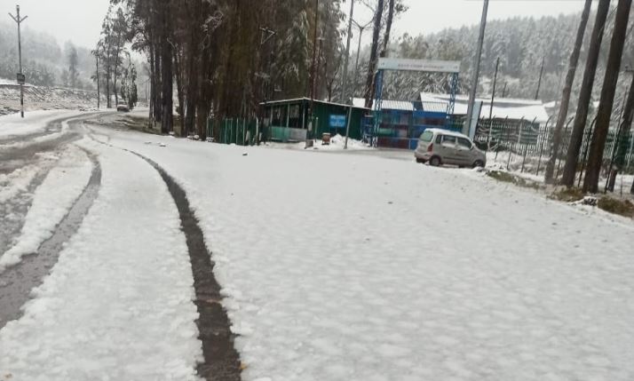 जम्मू-कश्मीर के ऊंचाई वाले इलाकों में बर्फबारी, दिल्ली में रविवार को होगी बारिश