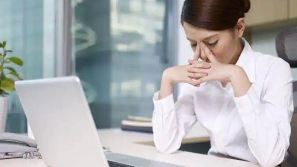 Sleeping while Sitting: वर्क स्पेस में कुर्सी पर बैठे-बैठे सोने की है आदत, तो तुरंत बदल दें; जा सकती है जान