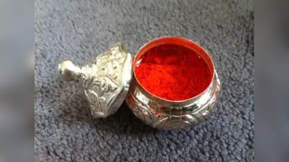Karwa Chauth 2021: करवा चौथ पर नकली सिंदूर तो नहीं खरीद रहीं? ऐसे करें असली की पहचान