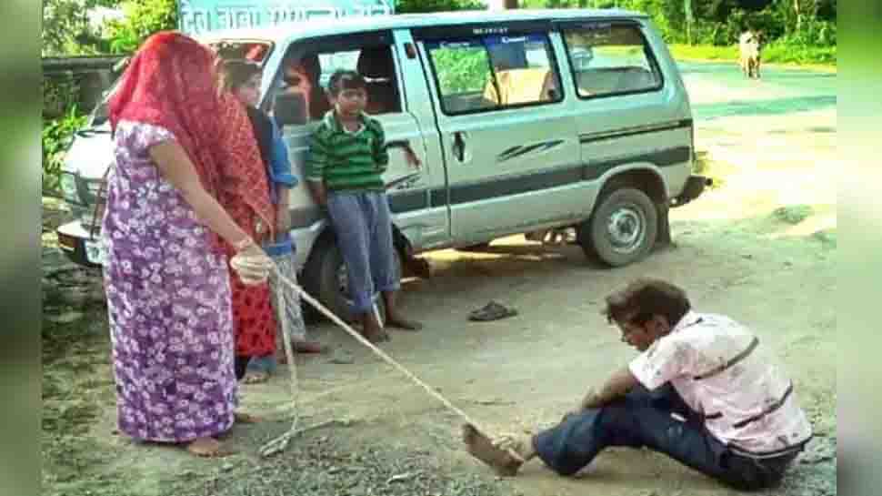 करवाचौथ से पहले पति की ऐसी मरम्मत! रस्सी से बांधकर सरेआम की 'पूजा'