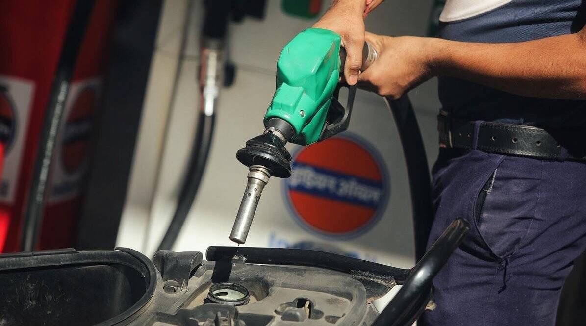 Petrol-Diesel Price Today: लगातार 5वें दिन बढ़े दाम, जानिए अपने शहर में पेट्रोल-डीजल की कीमतें