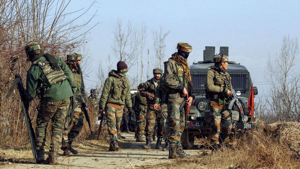 J&K: शोपियां में आतंकियों ने CRPF की टीम पर किया हमला, जवाबी फायरिंग में 1 आम नागरिक की मौत