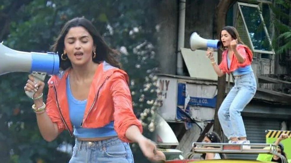 कार की छत पर चढ़कर Alia Bhatt ने किया हंगामा, एक झलक के लिए जमा हो गई भीड़!