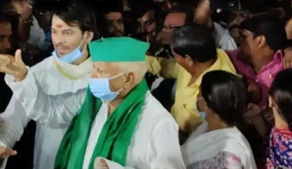 लालू के पटना पहुंचते ही धरने पर बैठे तेज प्रताप, कहा-दूध पीते बच्चे नहीं है तेजस्वी