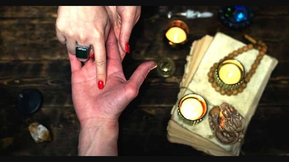 Palmistry: क्या आपकी हथेली में भी यहां पर है सितारे का निशान? अचानक दिलाता है बेशुमार धन-दौलत