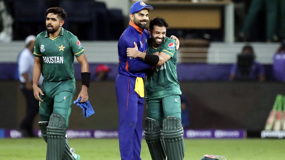 पाकिस्तानी बल्लेबाज को गले लगाकर कोहली ने मचाई सनसनी, इंटरनेट पर तेजी से वायरल हो रहा Video