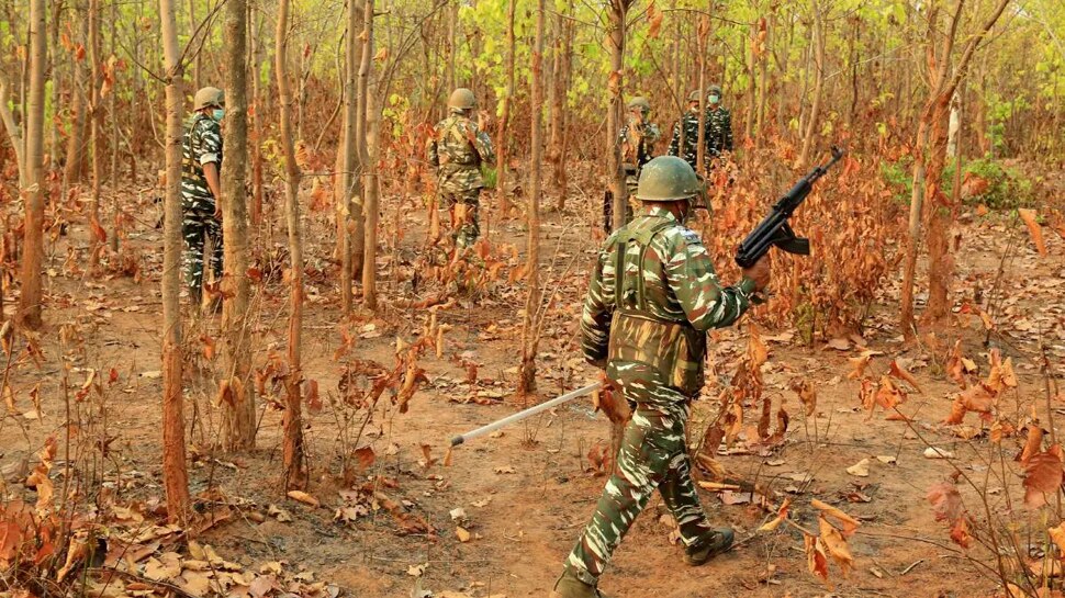 छत्तीसगढ़-तेलंगाना सीमा पर सुरक्षाबलों की बड़ी कार्रवाई, 3 नक्सलियों को किया ढेर; भारी मात्रा में हथियार बरामद