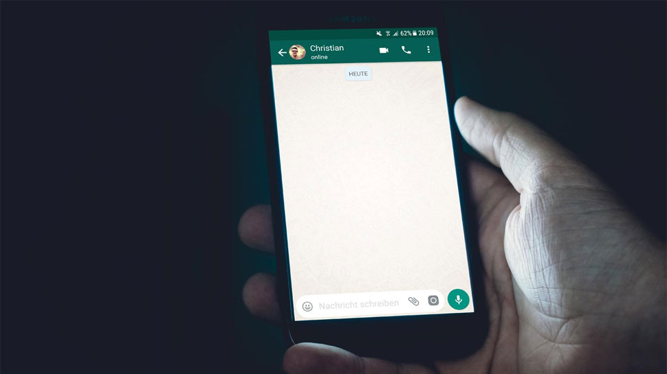 WhatsApp Tips And Tricks: दोस्त से चैट करते-करते ऐसे बदल सकते हैं बैकग्राउंड, जानिए मजेदार ट्रिक