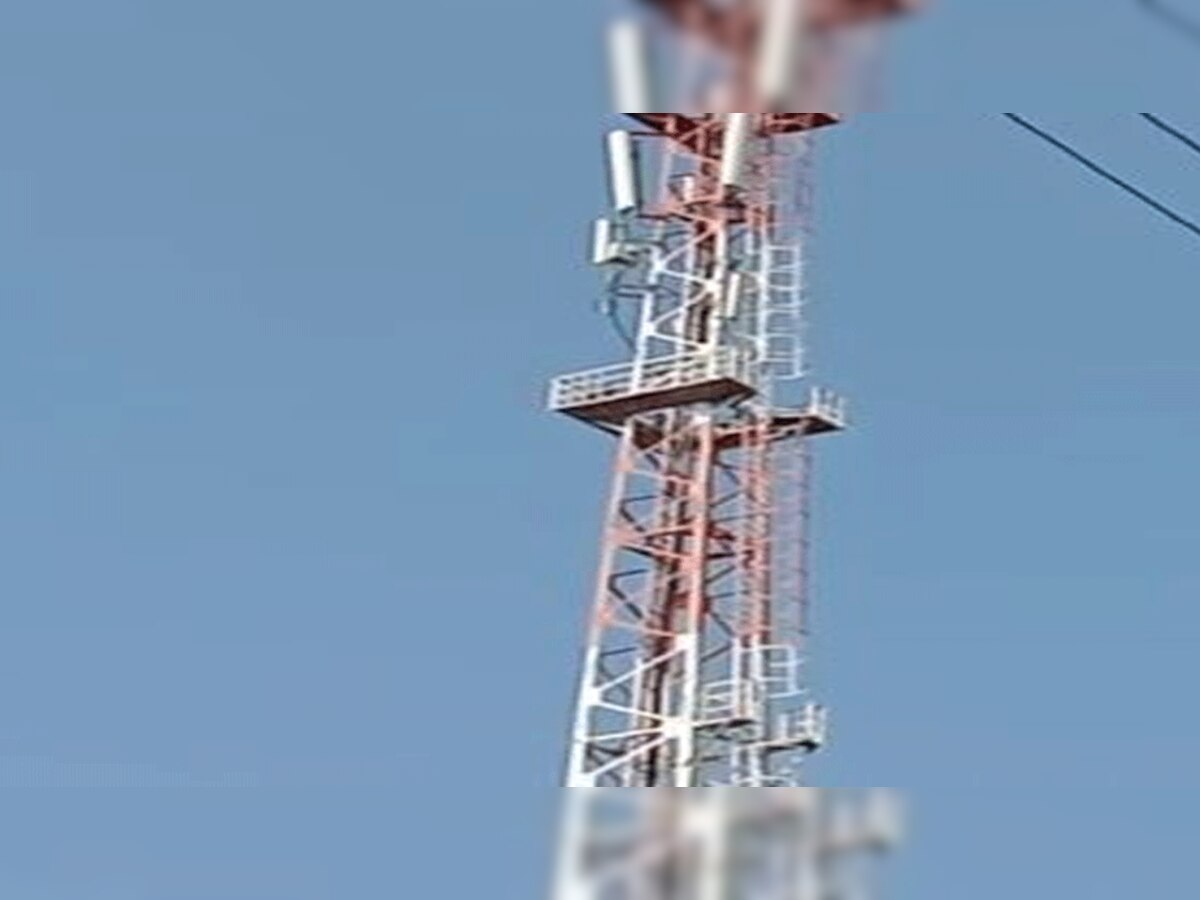 तीनों सुरक्षागार्ड मोबाइल टावर पर चढ़े