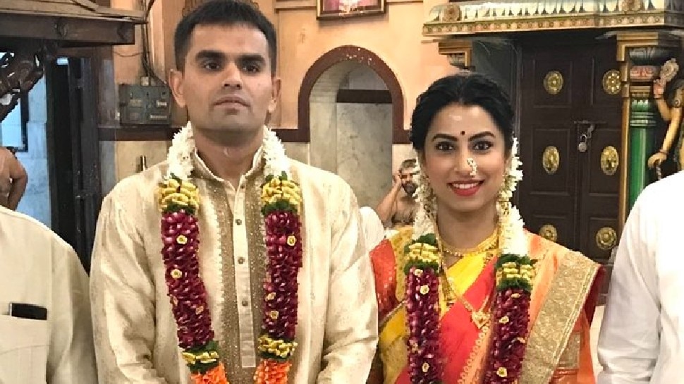 Sameer Wankhede Wife Kranti Redkar shares marriage photos and gives reply  to Nawab malik | Sameer Wankhede की पत्नी Kranti Redkar ने फोटो दिखाकर दिया  सबूत, साफ-साफ कही ऐसी बात | Hindi