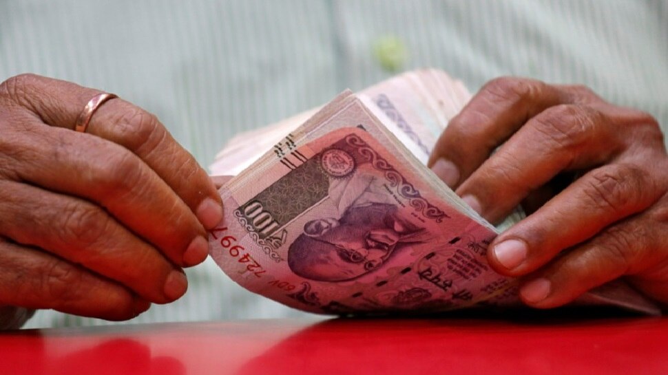 Money Tips: पैसों की तंगी से परेशान हो गए हैं? ये अचूक उपाय कर लें, बदल जाएगी किस्मत