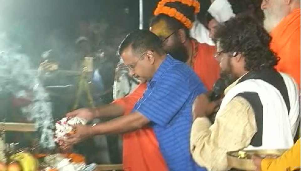 Arvind Kejriwal in Ayodhya: दिल्ली के सीएम केजरीवाल ने अयोध्या में की सरयू आरती, आज करेंगे रामलला के दर्शन